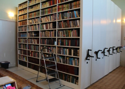 Стеллажи металлические в хранилище библиотеки в школе