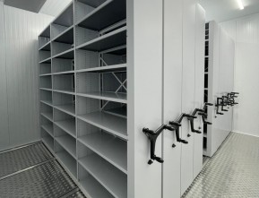 Передвижные стеллажи в холодильном помещении