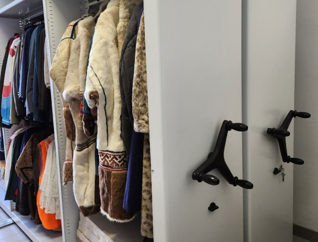 Стеллажи для хранения этнической одежды